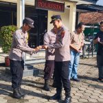 Kapolsek Cikancung Memberikan Reward kepada 3 Personil Berprestasi dalam Pengiriman Link Viralisasi