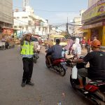 Berikan Kenyamanan Saat Berkendara Personil Polsek Majalaya Lakukan Pelayanan yang Humanis.