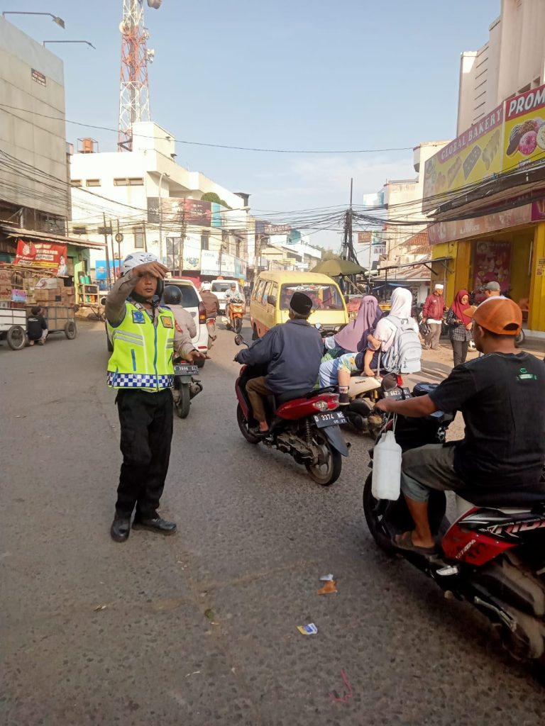 Berikan Kenyamanan Saat Berkendara Personil Polsek Majalaya Lakukan Pelayanan yang Humanis.