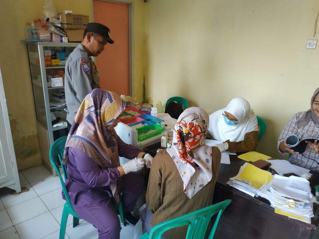 Kunjungi ibu-ibu Kader Posyandu, Bhabinkamtibmas Desa Rancaekek Kulon sampaikan pesan kamtibmas