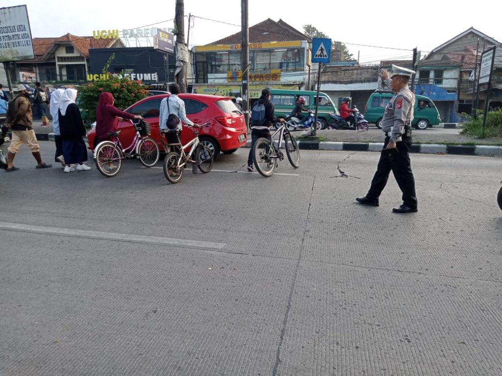 Berikan pelayanan kepada masyarakat, Unit Lantas Polsek Rancaekek pengaturan lalulintas dan bantu penyebrangan jalan