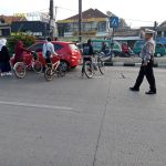 Berikan pelayanan kepada masyarakat, Unit Lantas Polsek Rancaekek pengaturan lalulintas dan bantu penyebrangan jalan