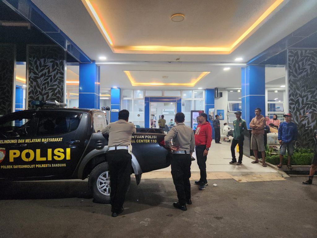 Quick Respon Anggota Polsek Dayeuhkolot Datangi TKP Laka Lantas di Jalan Raya Moch Toha