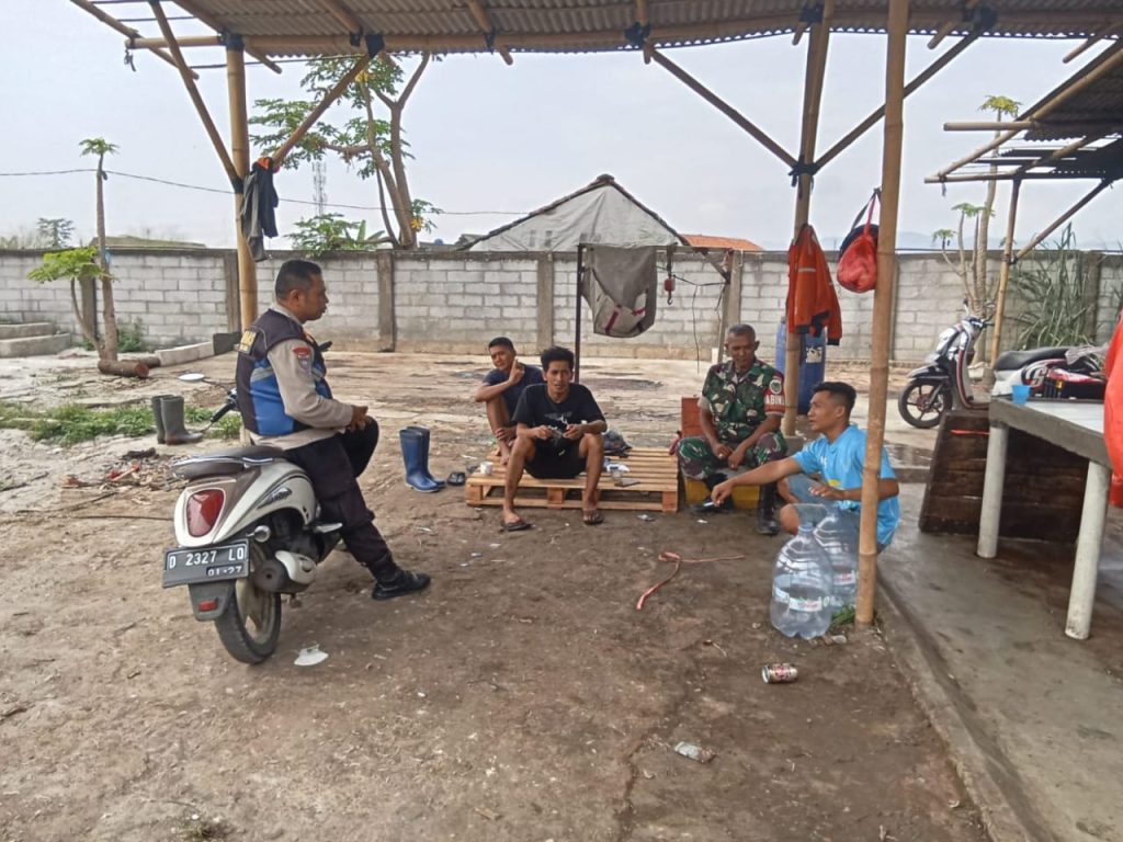 TNI Dan Polri Nongkrong Bersama Warga Sampaikan Imbauan TPPO