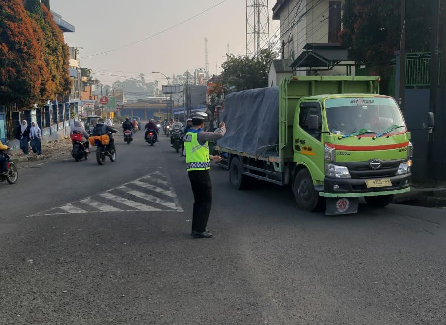 Gatur Lalu Lintas Unit Lantas Polsek Pangalengan, Jaga Kelancaran Aktivitas Warga