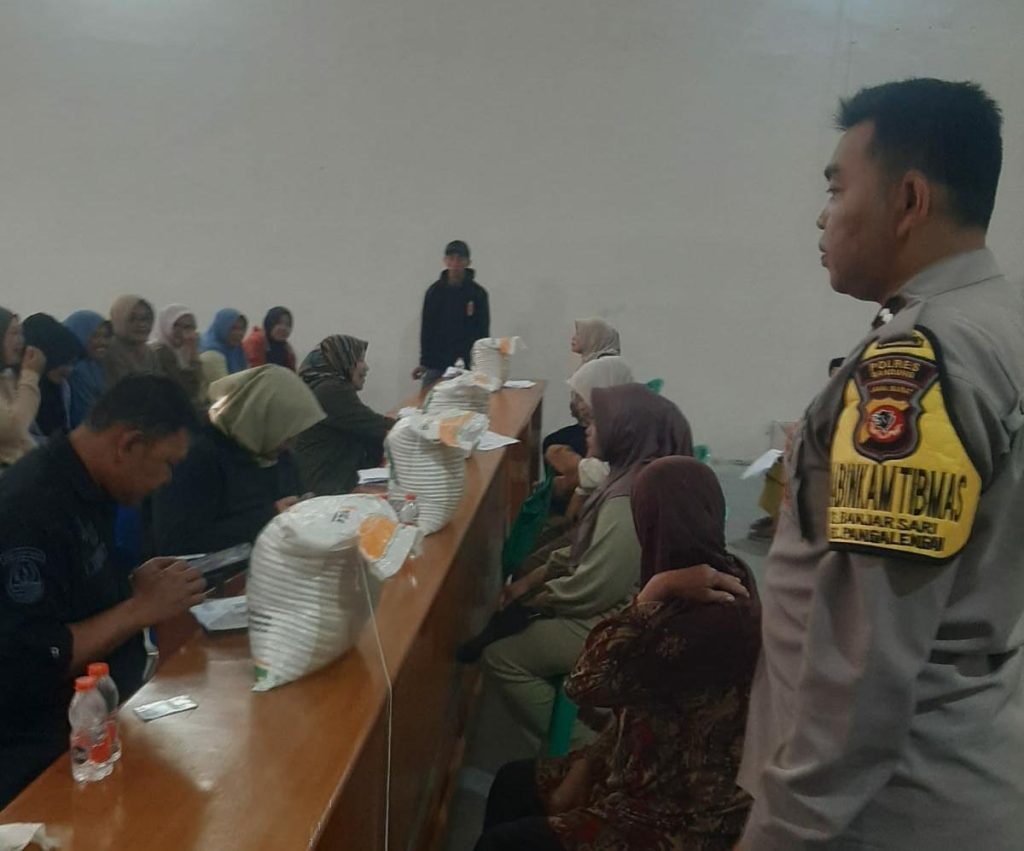 Bhabinkamtibmas Desa Margamukti Kec. Pangalengan Laksanakan Monitoring Penyaluran Bantuan Cadangan Beras, Pastikan Tepat Sasaran