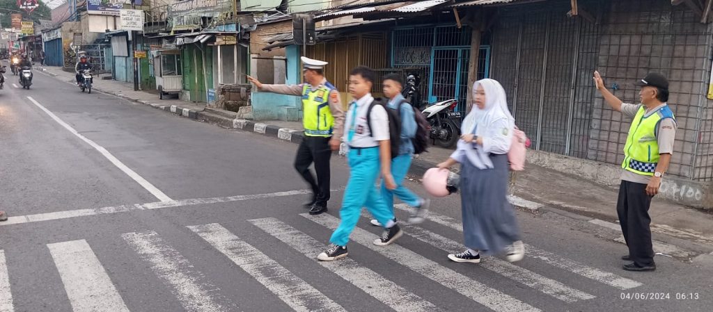 Pelayanan Pagi, Anggota Lantas Polsek Cileunyi bantu Sebrangkan pelajar sekolah