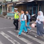 Pelayanan Pagi, Anggota Lantas Polsek Cileunyi bantu Sebrangkan pelajar sekolah