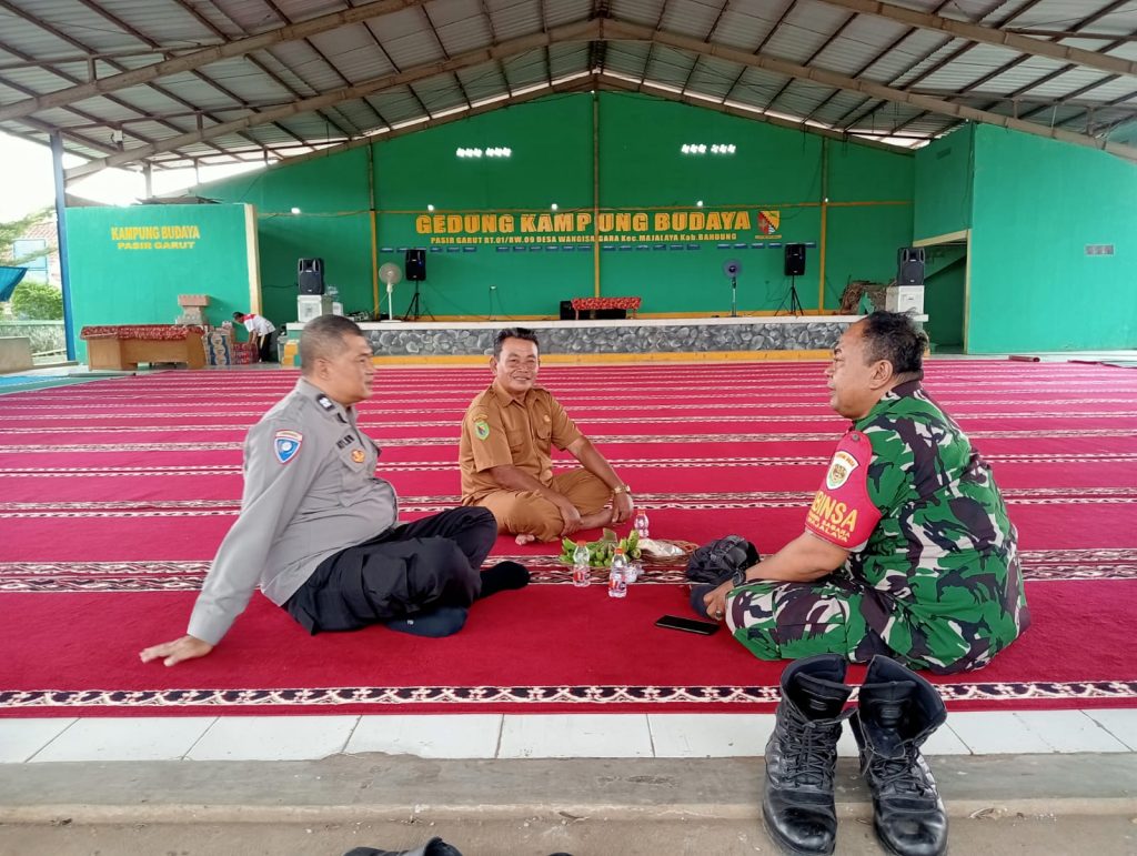 Sambang Kamtibmas Bhabinkamtibmas dan Babinsa Desa Wangisagara Kecamatan Majalaya Kabupaten Bandung Jawa Barat.