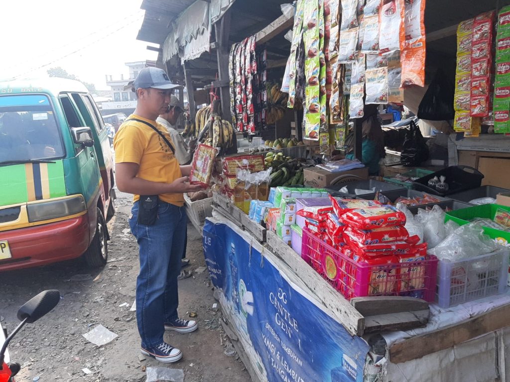 Unit Intelkam Polsek Cileunyi rutin cek stabilitas harga bahan pangan di Pasar Sehat Cileunyi