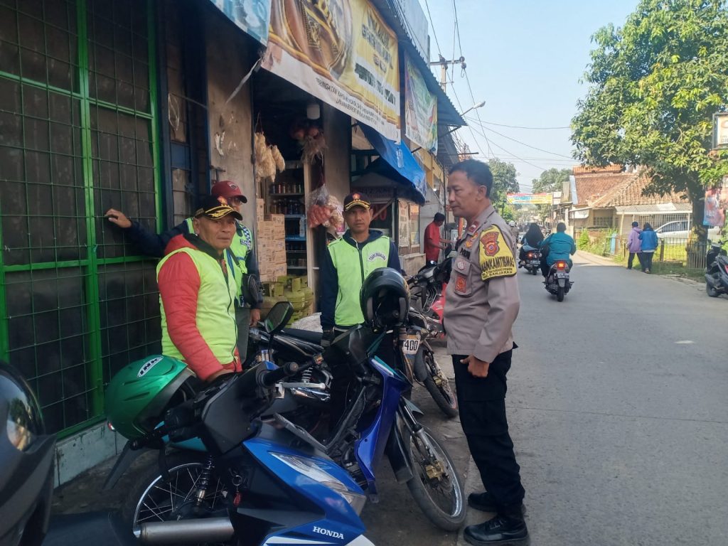 Bhabinkamtibmas Polsek Banjaran Aipda Zaenal Sambang Dialogis Dengan Pengemudi Ojek Pangkalan