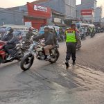 Peduli Keselamatan Masyarakat,Personil Polsek Banjaran Bantu Warga Menyebrang Jalan