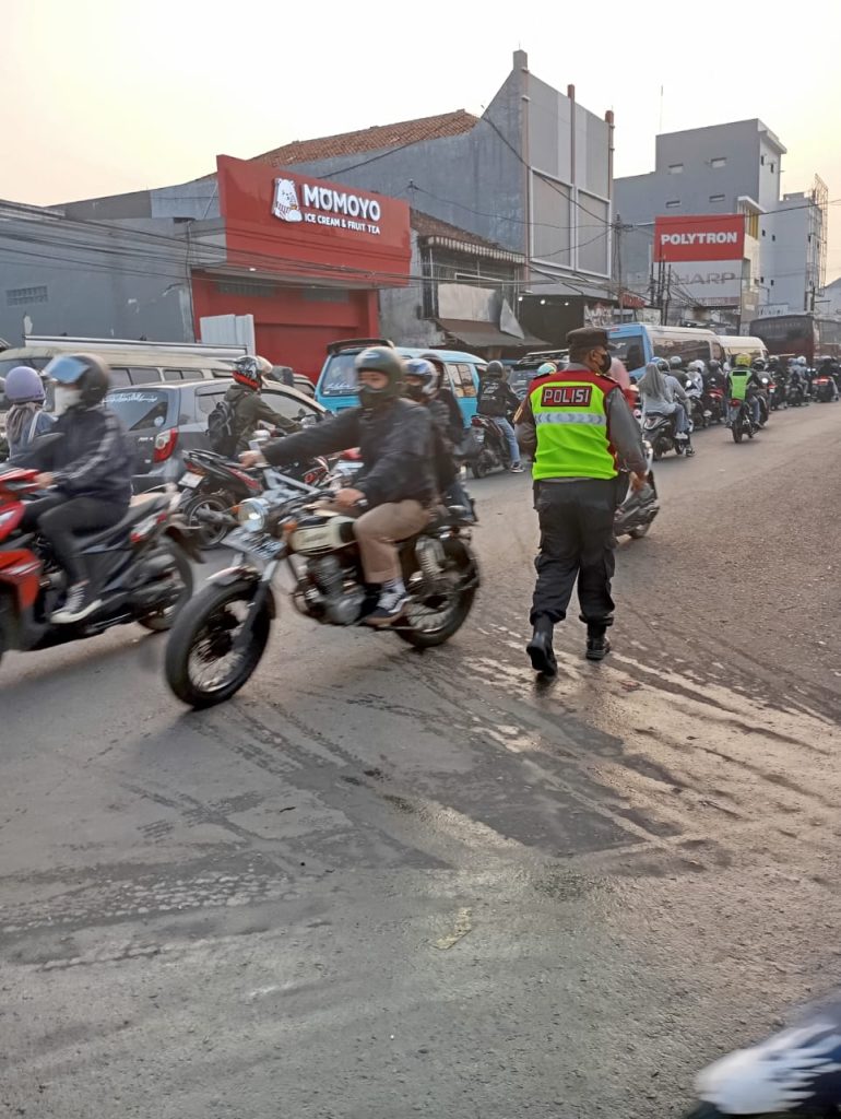 Peduli Keselamatan Masyarakat,Personil Polsek Banjaran Bantu Warga Menyebrang Jalan