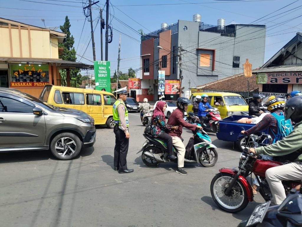 Gatur Lalu Lintas Polsek Warudoyong Paska melintas Kereta Api Pangrango