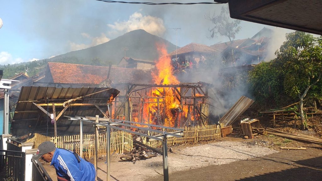 Polsek Bayongbong Turut Bantu Padamkan Kebakaran Hebat Yang Melanda Dua Rumah Warga Di Desa Cinisti