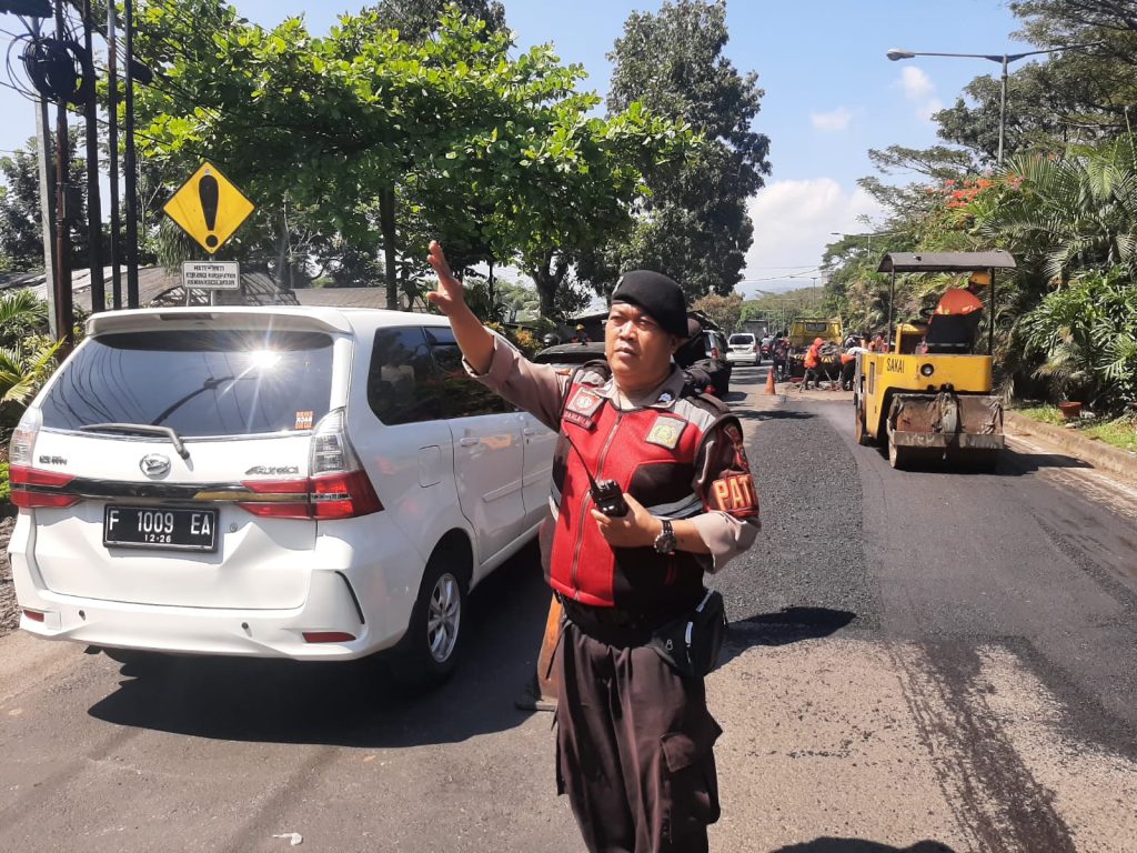 Anggota Polsek Lembursitu Melaksanakan Pengaturan Lalu Lintas Saat Perbaikan Jalan