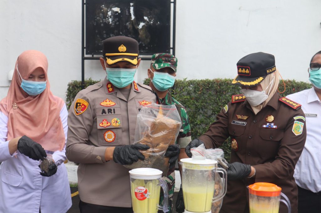 Bareng Kejari, Kapolres Sukabumi Kota Blender Ribuan Butir Obat Berbahaya