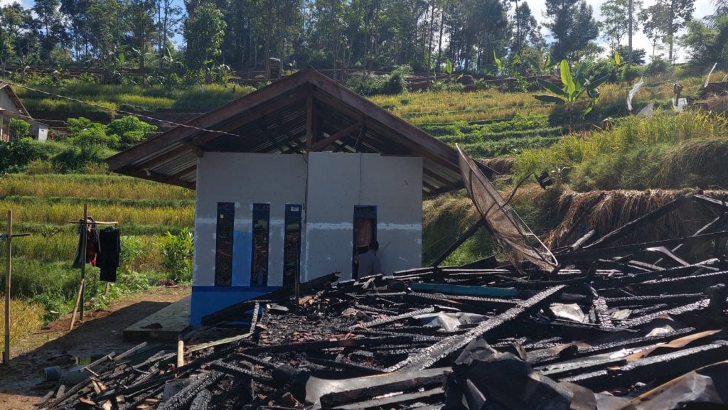 Polsek Banjarwangi Cek Tkp Kebakaran Rumah Panggung