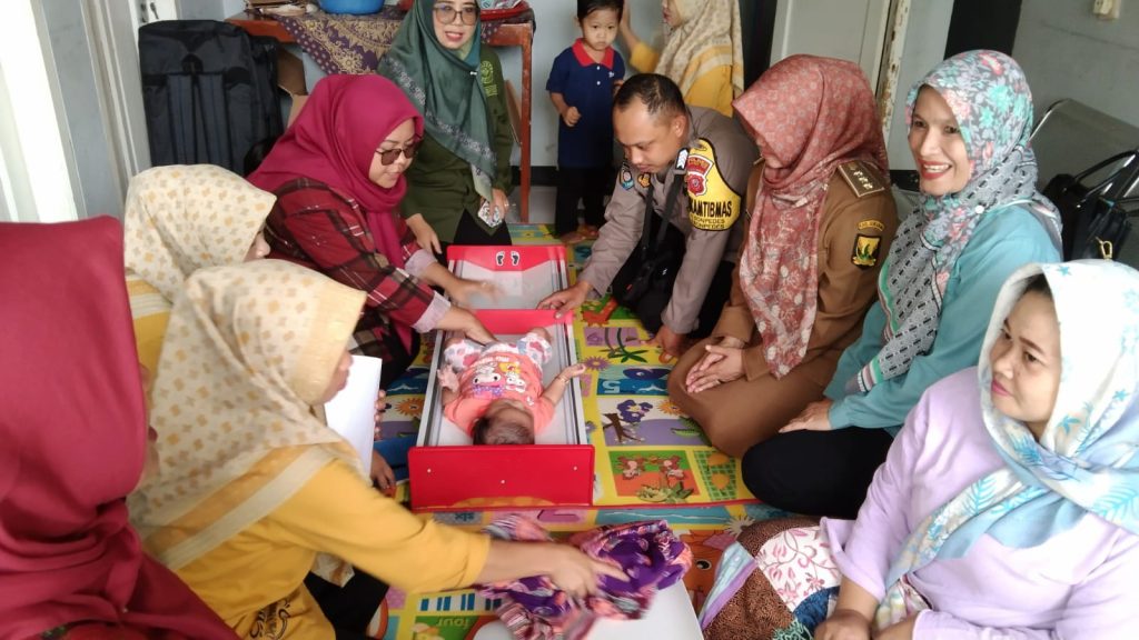 Bhabinkamtibmas Polsek Kebonpedes Dampingi Bidan Desa Dalam Penanganan Stunting