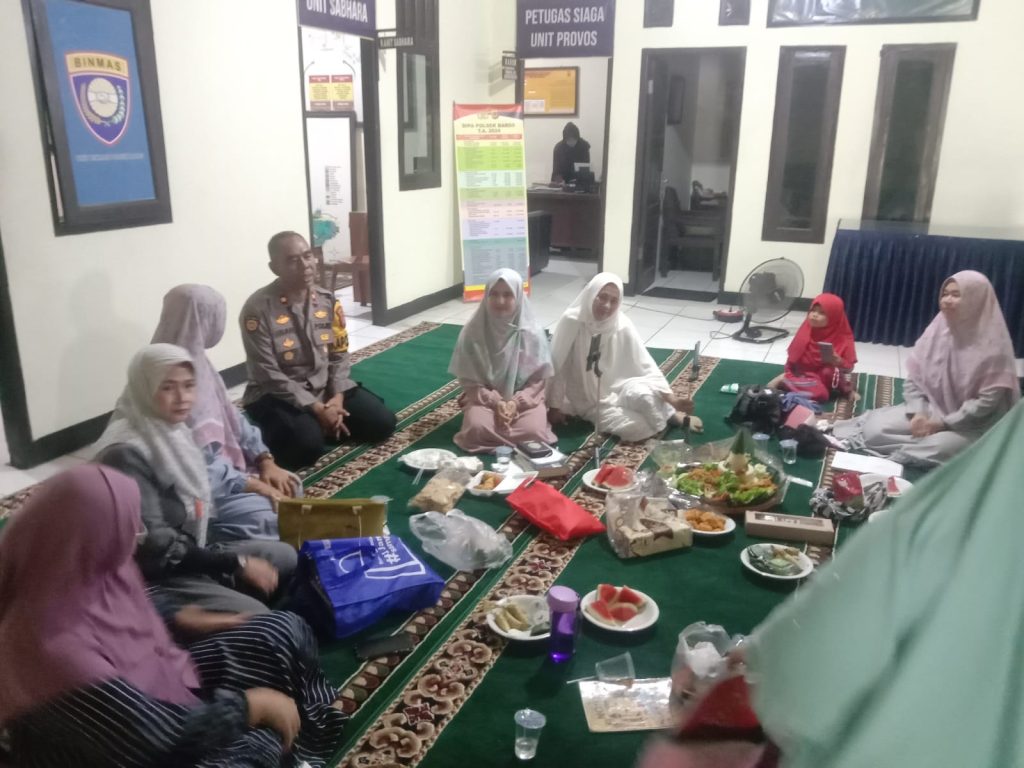 Ngariung Bareng Kapolsek, Kapolsek Baros Tingkatkan Ukhuwah Islamiyah Ibu Pengajian Polsek Baros