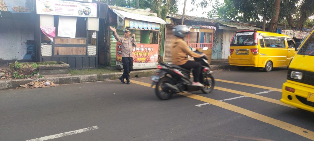 Unit Patroli Samapta Polsek Kadudampit Laksanakan Giat Pengaturan Di Pagi Hari