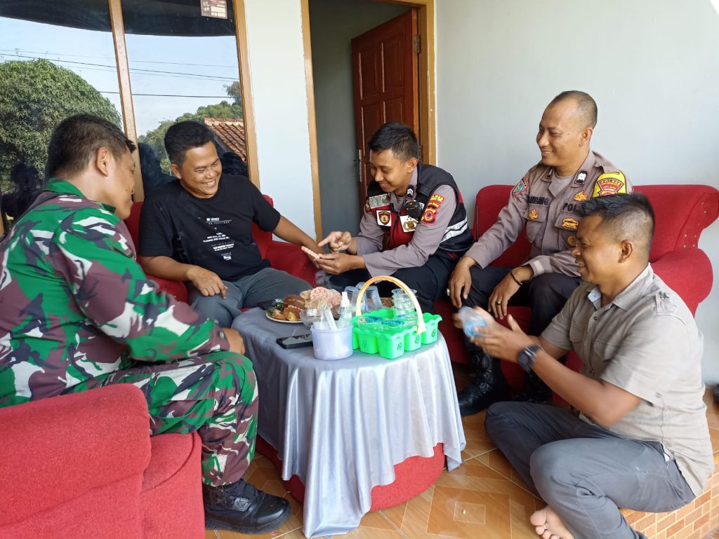 Sinegritas TNI-Polri Rangkul Warga Lio Asem Tingkatkan Kemitraan Kamtibmas