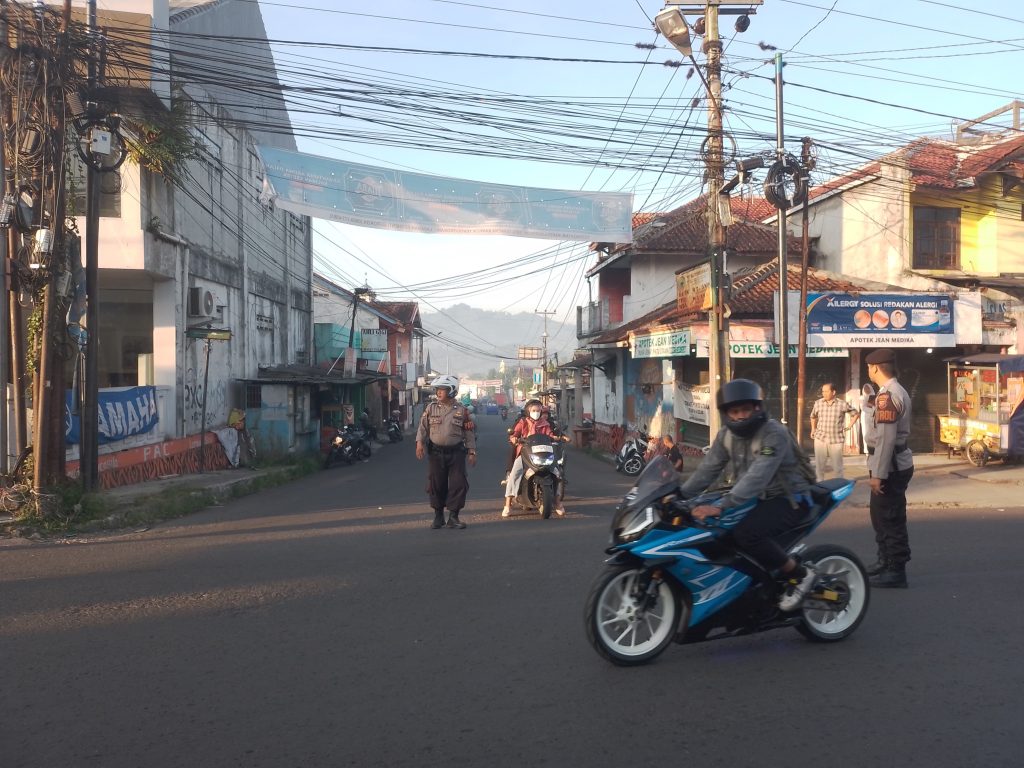 Berikan Pelayanan Kepada Masyarakat, Anggota Polsek Lembursitu Laksanakan Pengaturan Lalu Lintas