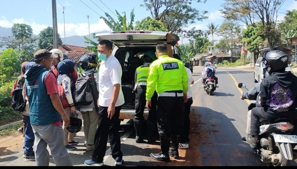 Cegah Potensi Kecelakaan Polsek Malangbong Menutup Tumpahan Solar Yang Membasahi Jalan Raya