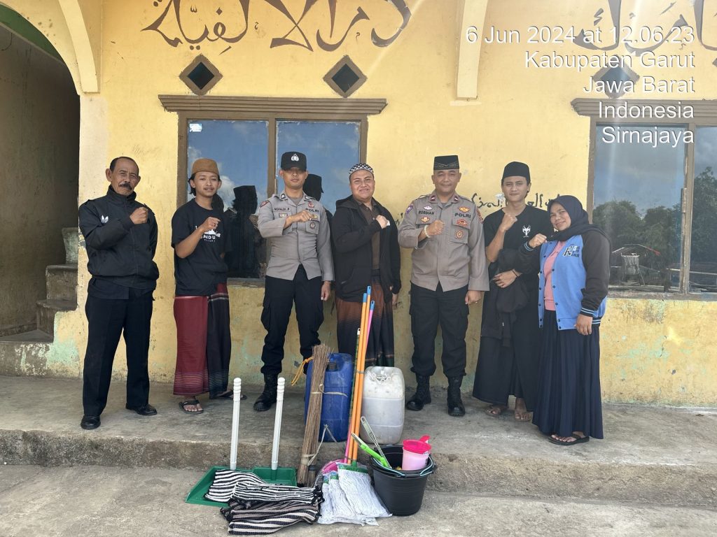 Polsek Pasirwangi Berikan Bantuan Sosial ke Pesantren Al Mubaraq