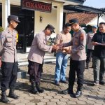 Kapolsek Cikancung Memberikan Reward kepada 3 Personil Berprestasi dalam Pengiriman Link Viralisasi