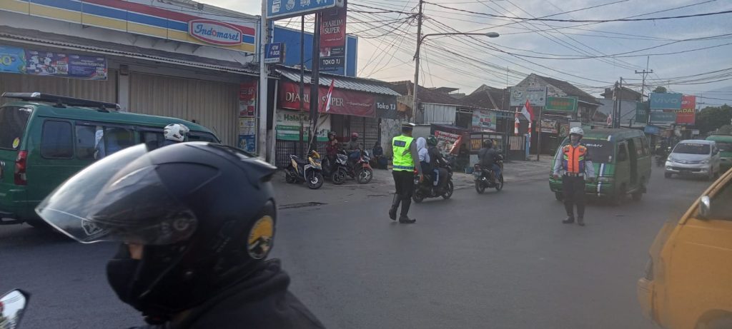 Personil Lantas Polsek Cicalengka Polresta Bandung Pengaturan Lalulintas untuk mengurangi kemacetan dan kecelakaan