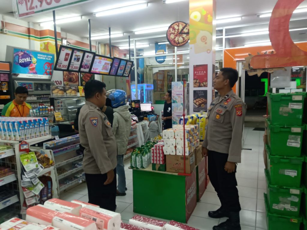 Unit Samapta Polsek Paseh Laksanakan Pemantauan Harga dan Ketersediaan Bahan Pokok di Minimarket