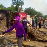 Bhabinkamtibmas dan Babinsa Desa Sangiang Rancaekek bersama warga kerja bakti perbaikan jalan