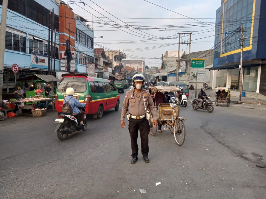 Pastikan lalulintas lancar, Unit Lantas Polsek Rancaekek pengaturan lalulintas dan bantu penyebrangan jalan