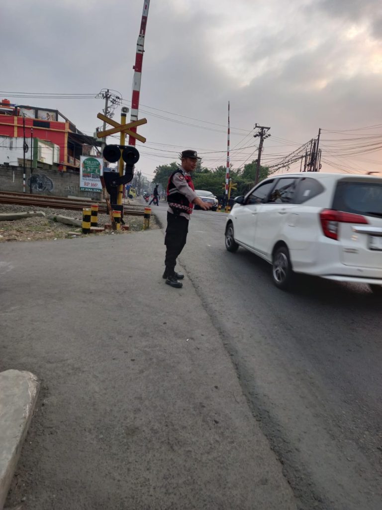 Unit Samapta Polsek Rancaekek gatur lantas bantu kelancaran pengguna jalan di pagi hari