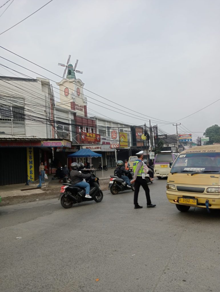 Aksi Nyata Pelayanan, Unit Lantas Polsek Baleendah Laksanakan Pengaturan Lalin