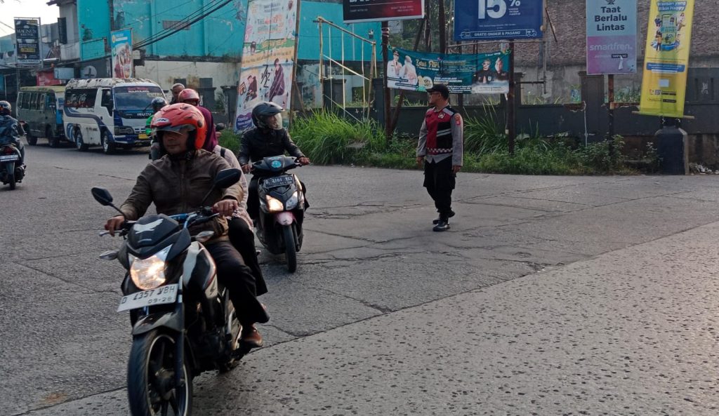 Personil Samapta Polsek Majalaya lakukan Pengaturan Arus lalulintas Antisipasi Kemacetan di Pagi Dan Sore hari.