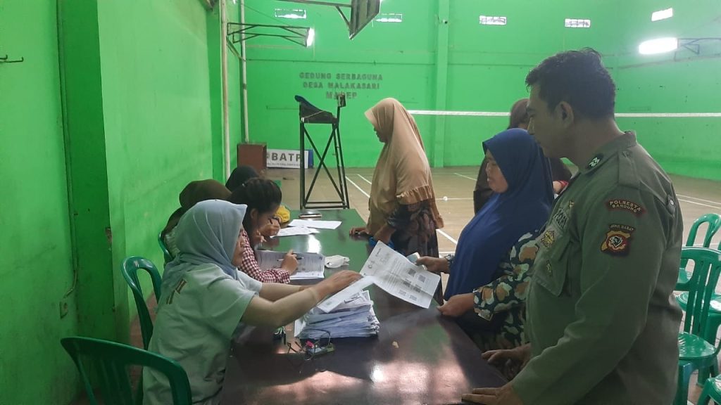 Bhabinkamtibmas Polsek Baleendah Kawal Pembagian Beras Dari Badan Pangan Nasional Di Malakasari