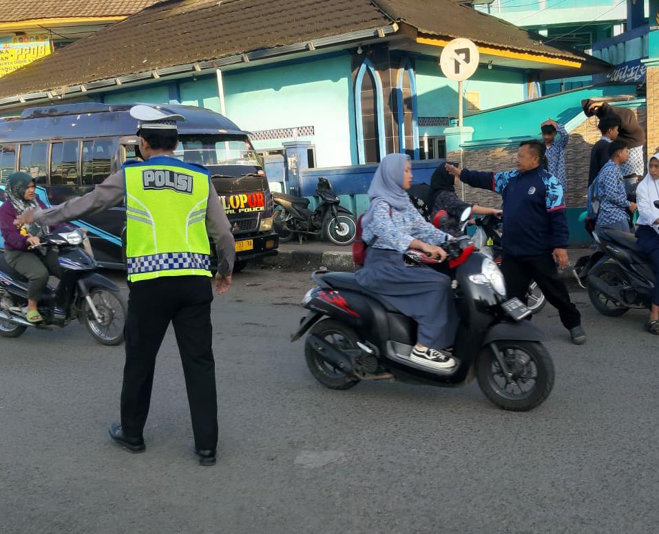 Monitoring Penyaluran Bantuan Langsung Tunai, Bhabinkamtibmas Desa Margamekar Kec. Pangalengan Pastikan Tepat Sasaran