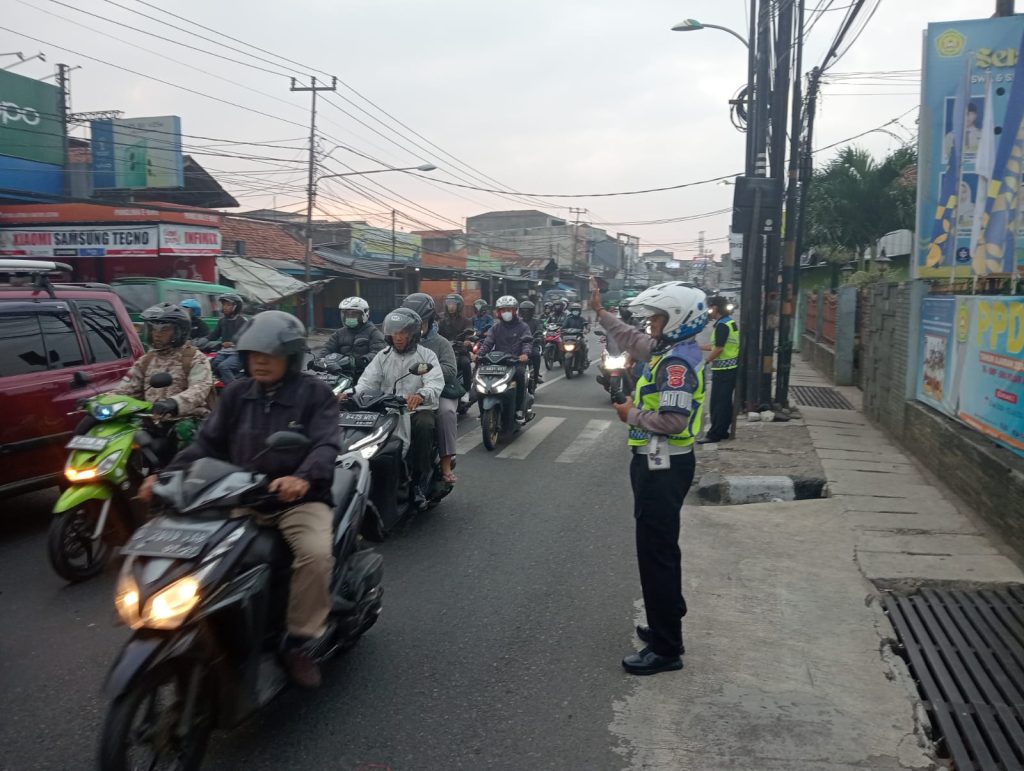 Bantu Lancarkan Arus Lalin, Anggota Unit Lantas Polsek Cileunyi Protap Pengaturan Pagi di titik rawan Kepadatan