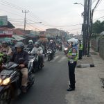 Bantu Lancarkan Arus Lalin, Anggota Unit Lantas Polsek Cileunyi Protap Pengaturan Pagi di titik rawan Kepadatan