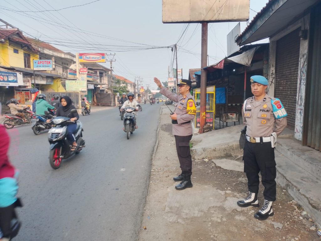 Berikan Pelayanan Kepada Masyarakat, Anggota Polsek Lembursitu Laksanakan Pengaturan Lalu Lintas