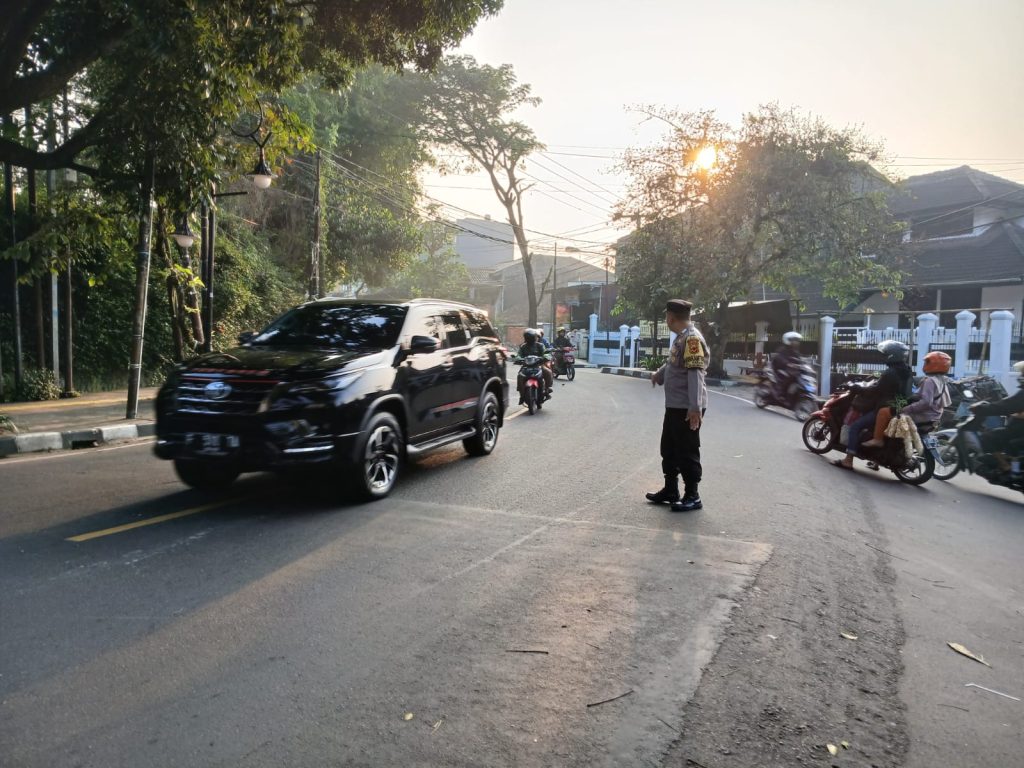 Polsek Gunungpuyuh Rutin Laksanakan Gatur Pagi: Ciptakan Kamseltibcar Lantas Di Pagi Hari di Wilayah Hukum Polsek Gunungpuyuh