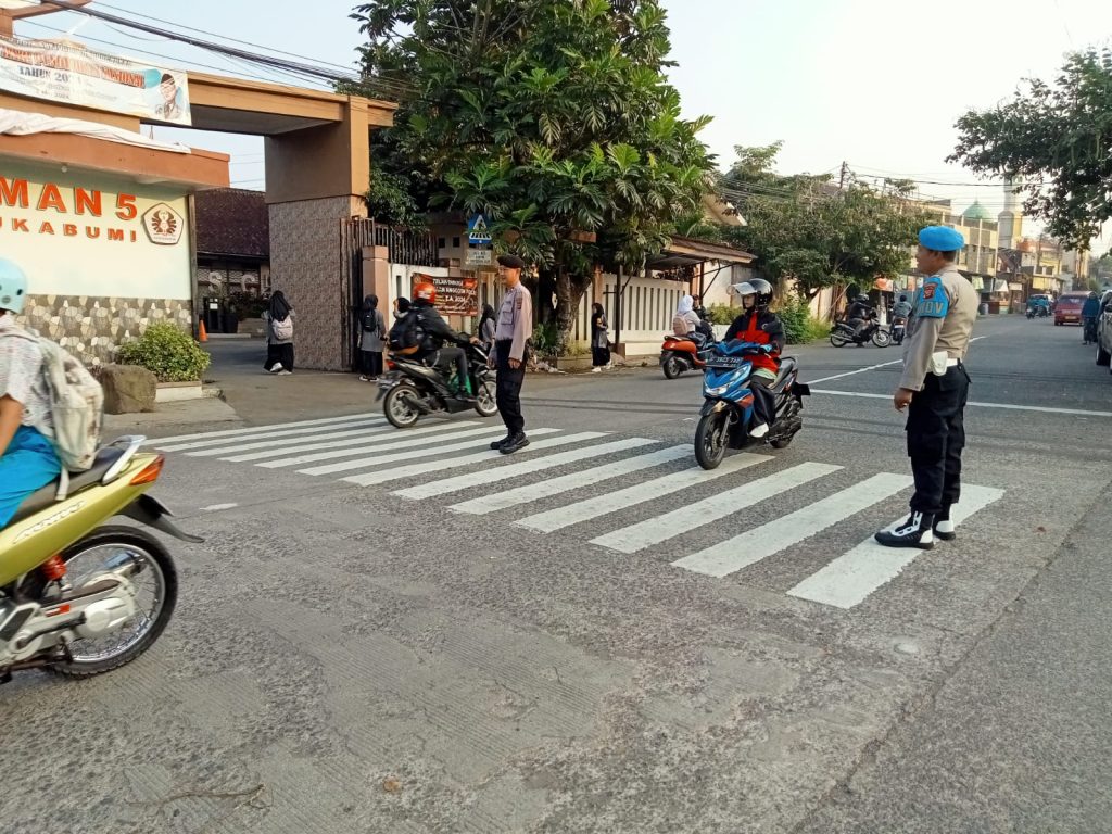 Polsek Cibeureum Laksanakan Pelayanan Gatur Pagi Sebagai Bentuk Pelayanan Kepada Masyarakat