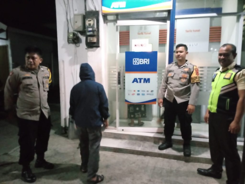 Polsek Sukalarang Patroli Malam Hari Kontrol ATM BRI Cegah Kejahatan Perbankan