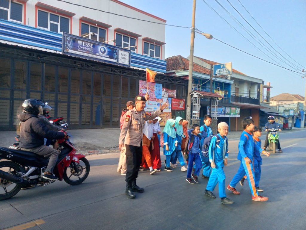 Wujud Kepedulian, Polisi Bantu Anak-Anak Sekolah Menyeberang Jalan