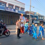 Wujud Kepedulian, Polisi Bantu Anak-Anak Sekolah Menyeberang Jalan