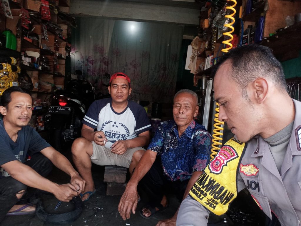 Anggota Bhabinkamtibmas Kel Sindangsari Lakukan Sambang warga di malam hari