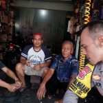 Anggota Bhabinkamtibmas Kel Sindangsari Lakukan Sambang warga di malam hari