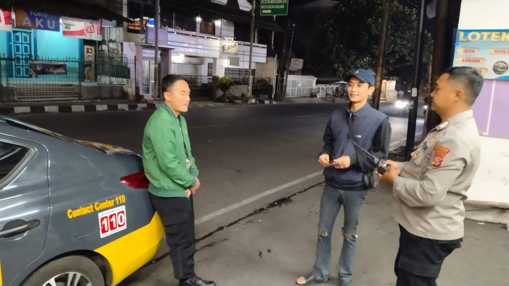 Polsek Cikole Laksanakan Giat Dialogis Dan Berikan Himbauan Kamtibmas Kepada Juru Parkir